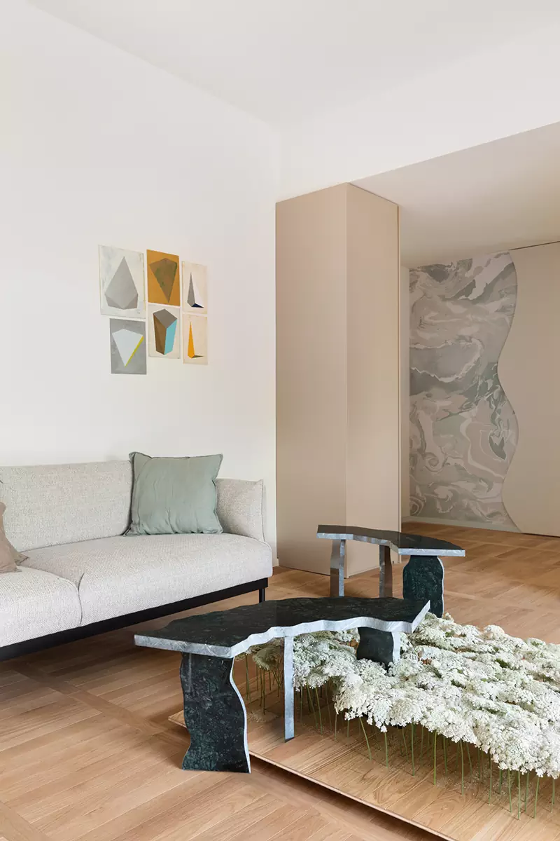 Диалог изогнутых форм и прямых линий в лаконичном интерьере римской квартиры — проект Мануэлы Тоньоли