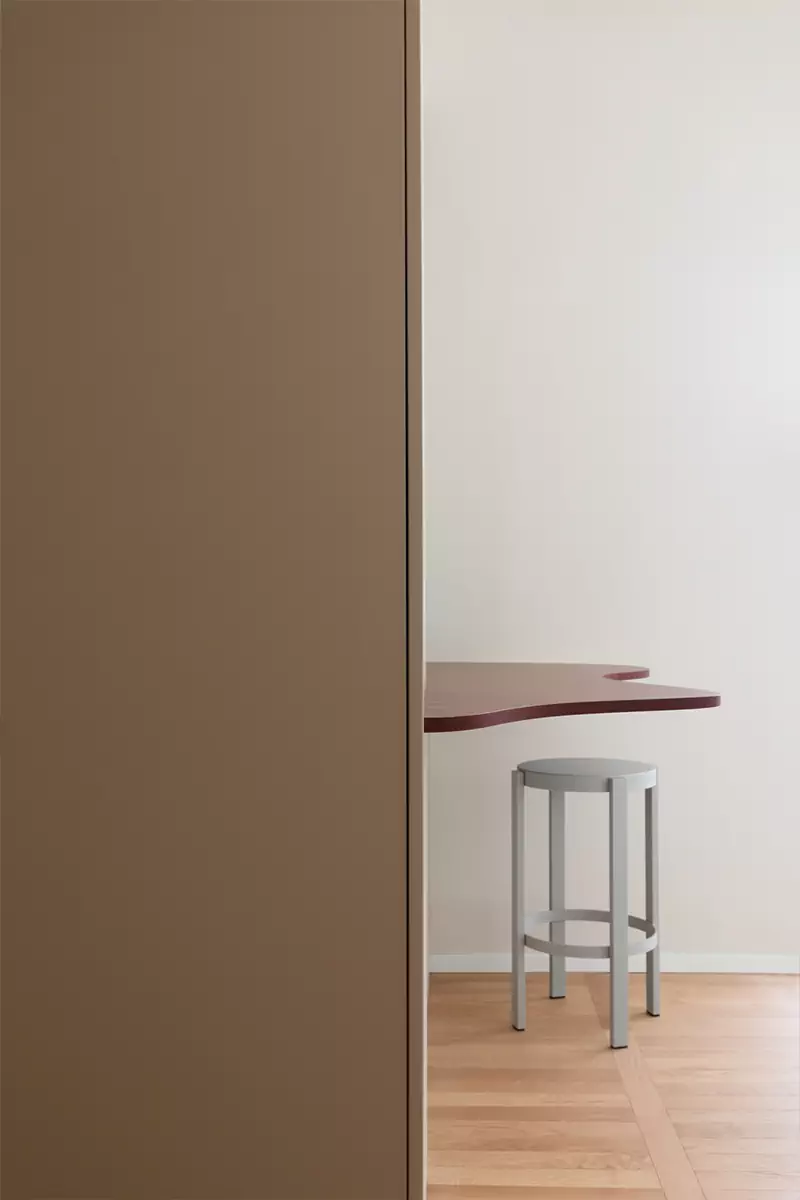 Диалог изогнутых форм и прямых линий в лаконичном интерьере римской квартиры — проект Мануэлы Тоньоли