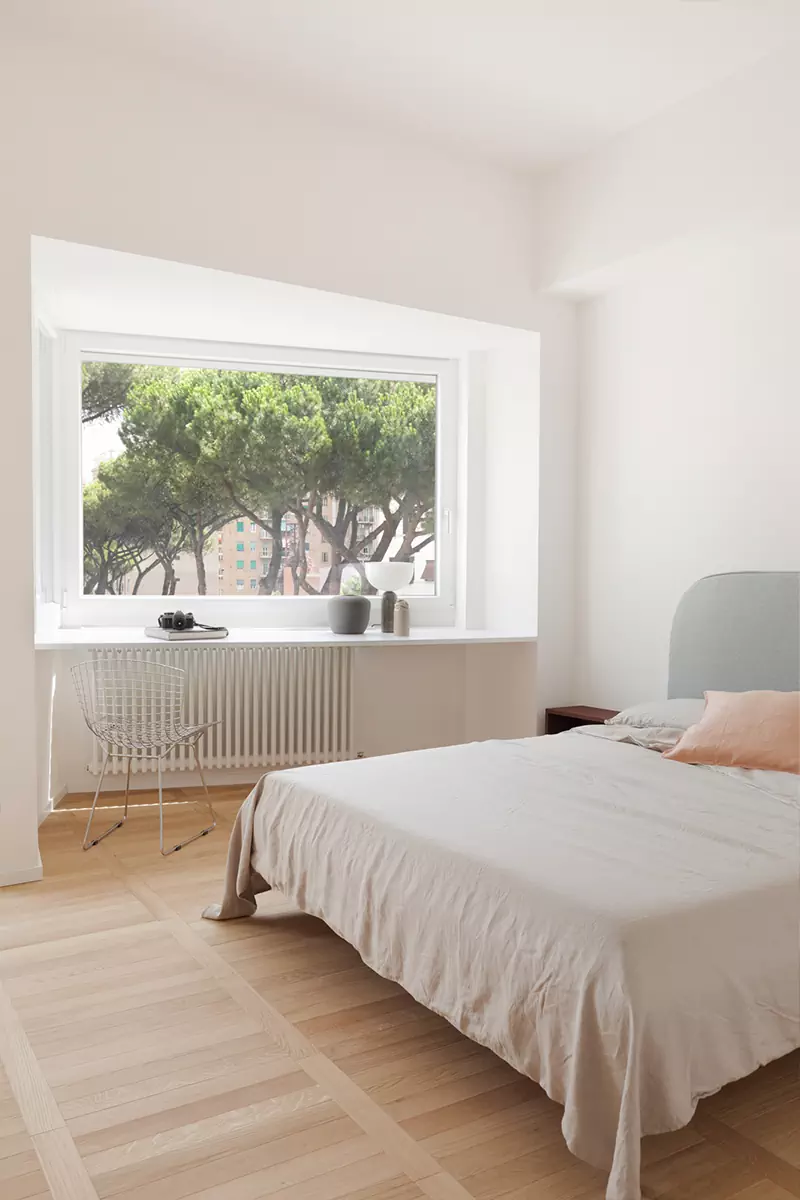 Диалог изогнутых форм и прямых линий в лаконичном интерьере римской квартиры — проект Мануэлы Тоньоли