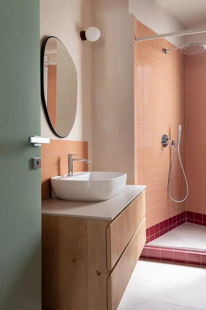 Диалог изогнутых форм и прямых линий в лаконичном интерьере римской квартиры — проект Мануэлы Тоньоли