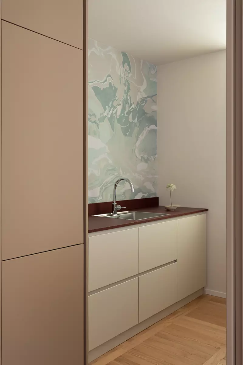 Диалог изогнутых форм и прямых линий в лаконичном интерьере римской квартиры — проект Мануэлы Тоньоли