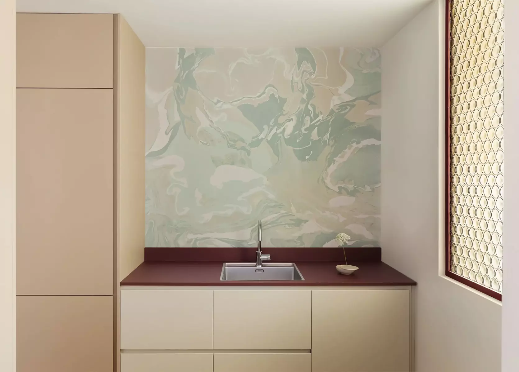 Диалог изогнутых форм и прямых линий в лаконичном интерьере римской квартиры — проект Мануэлы Тоньоли