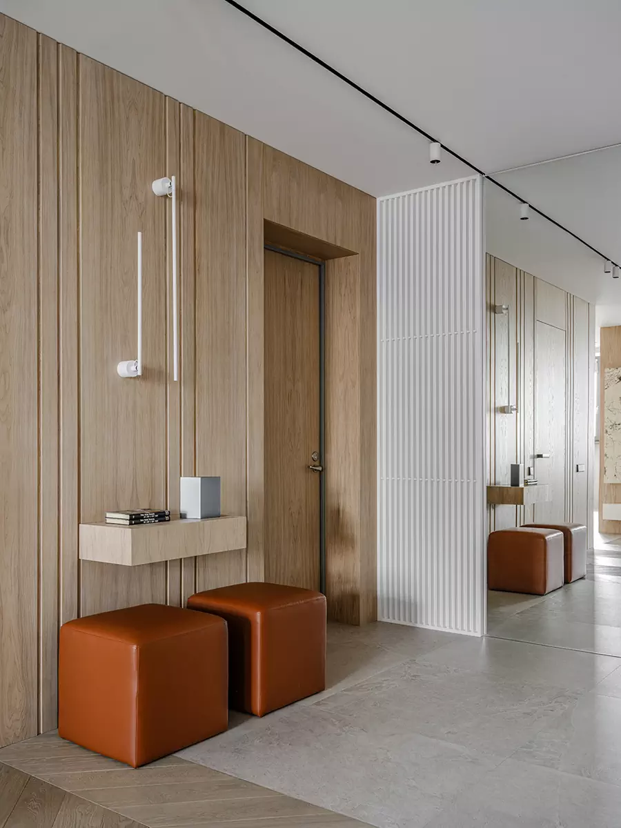 Буйство красок и фактур в современном интерьере квартиры сложной формы — проект Светланы Поздеевой и Ильи Ерошевича