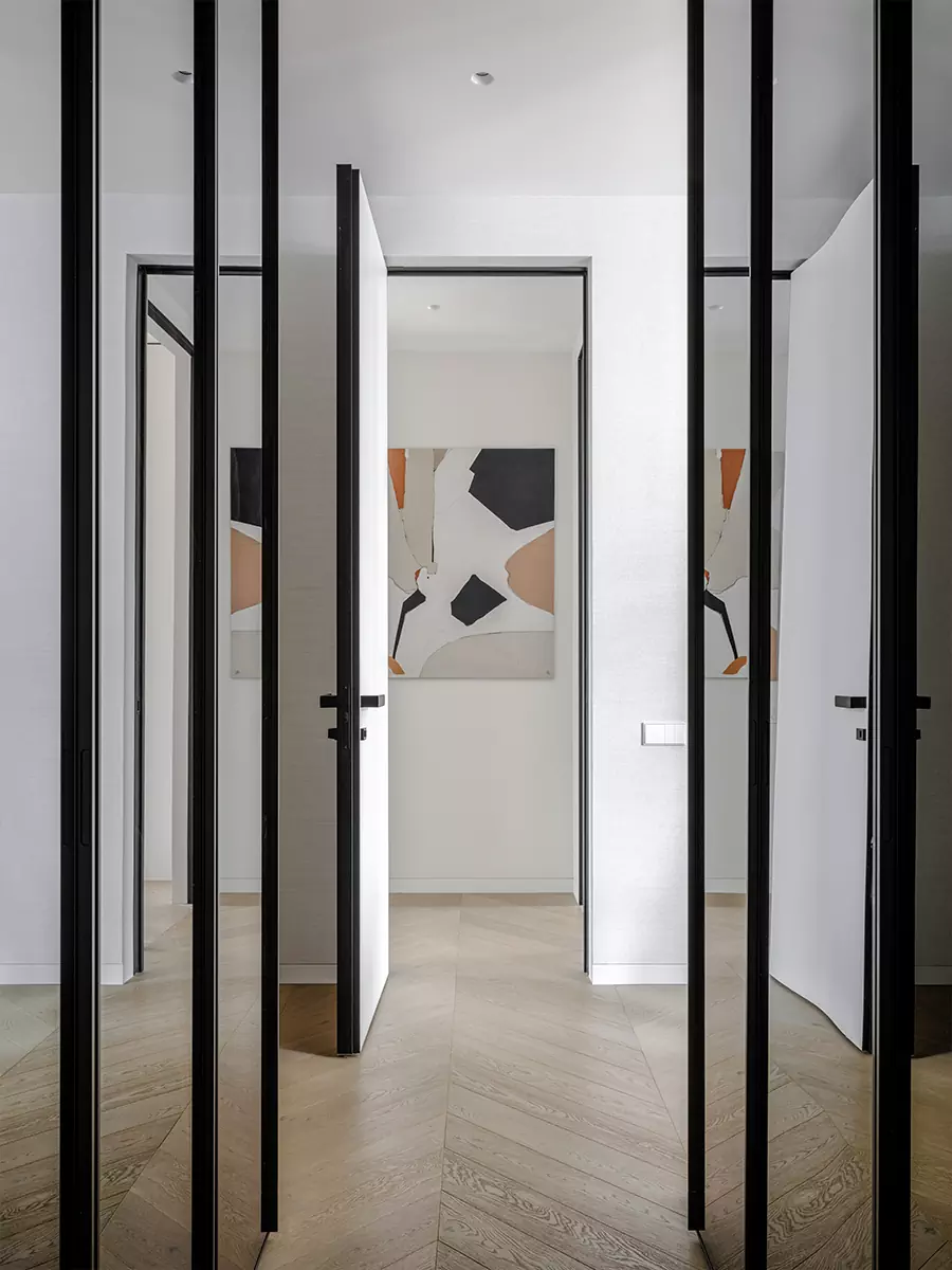 Буйство красок и фактур в современном интерьере квартиры сложной формы — проект Светланы Поздеевой и Ильи Ерошевича