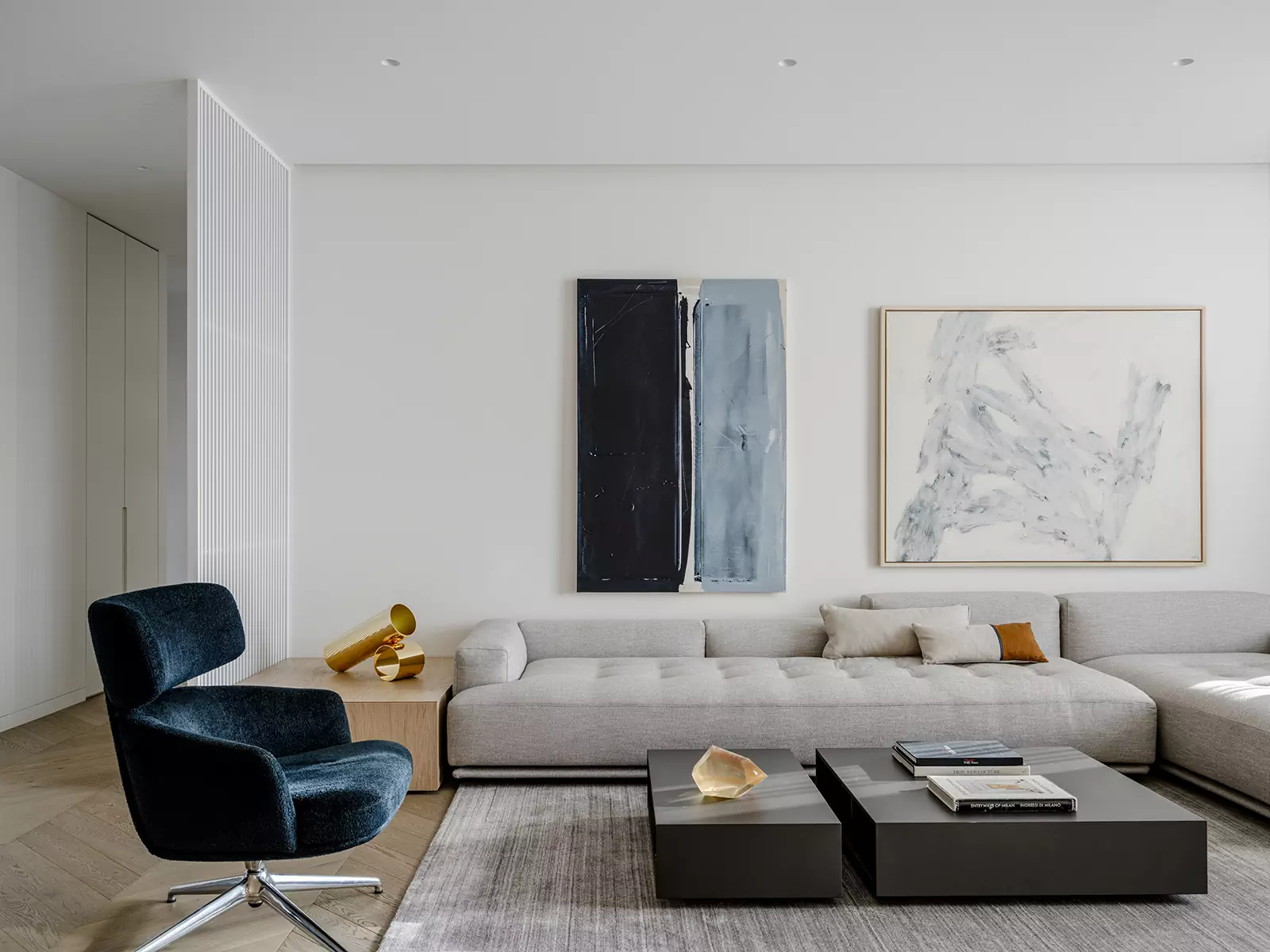 Буйство красок и фактур в современном интерьере квартиры сложной формы — проект Светланы Поздеевой и Ильи Ерошевича