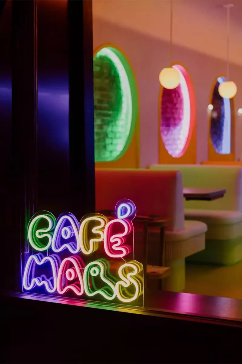 Открытая кирпичная кладка и неоновый свет в интерьере семейного кафе — проект Format Architecture Office