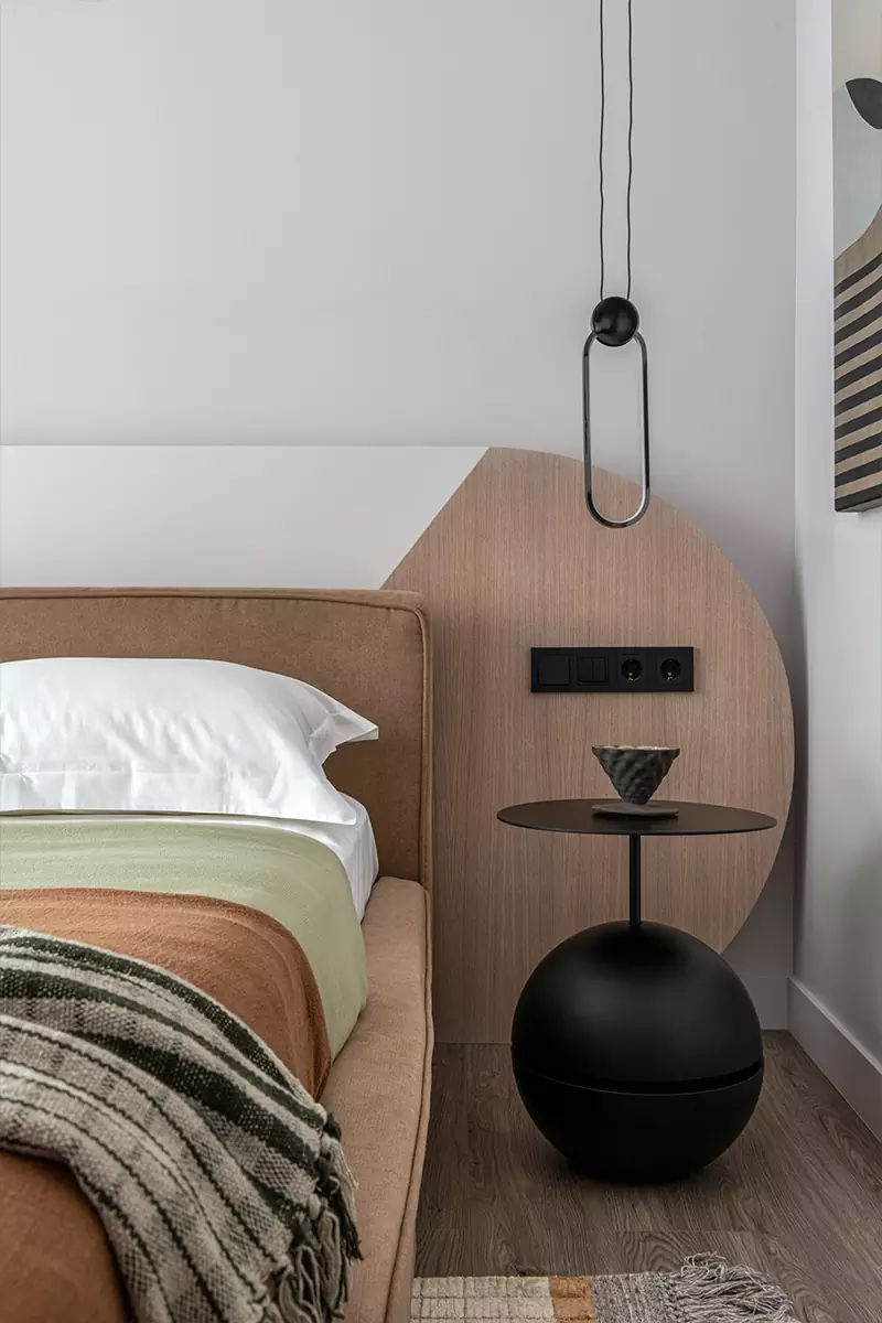 Лаконичные круги и зеленые растения в интерьере квартиры с природными фактурами — проект студии DIB.Interiors