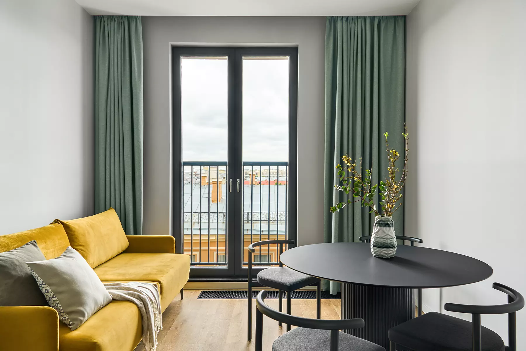 Морская синева и оттенки солнца в интерьере небольшой петербургской квартиры — проект Светланы Мамаенко