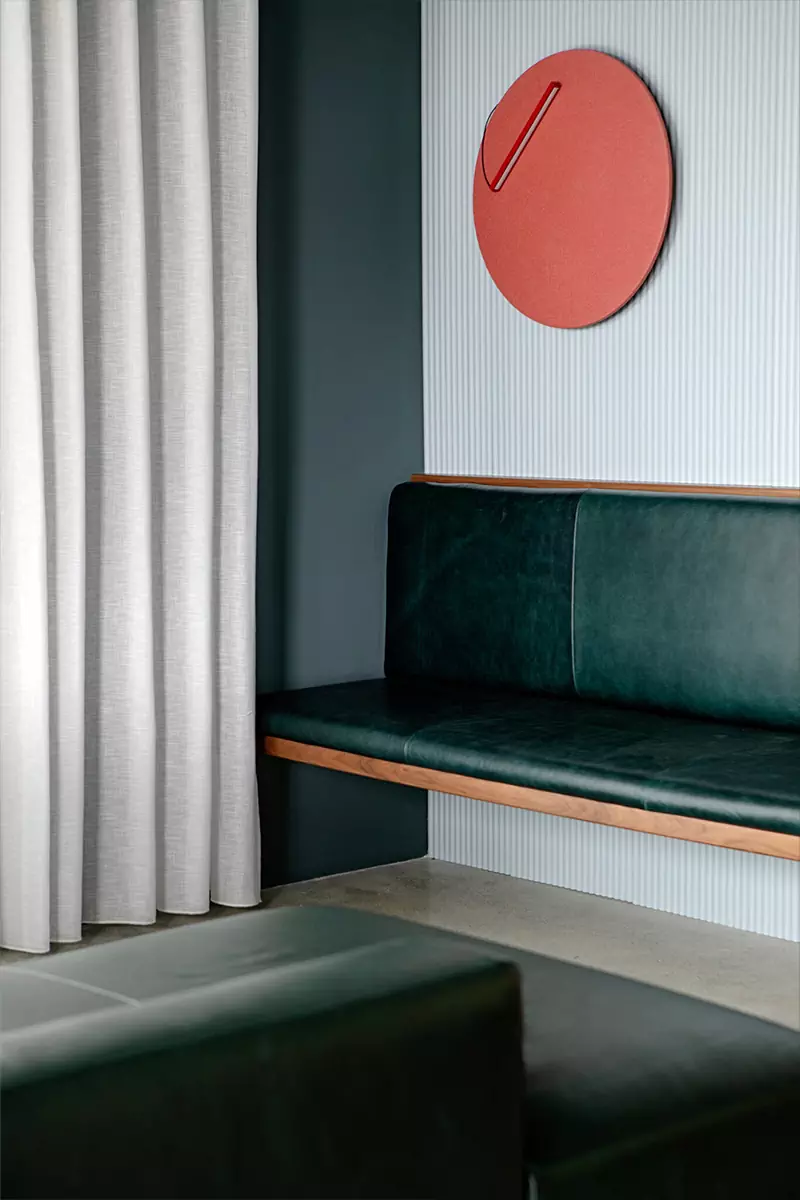 Мрамор, кварцит и красное дерево в интерьере семейного дома в Ирландии — проект Kiosk Architects и Kingston Lafferty Design