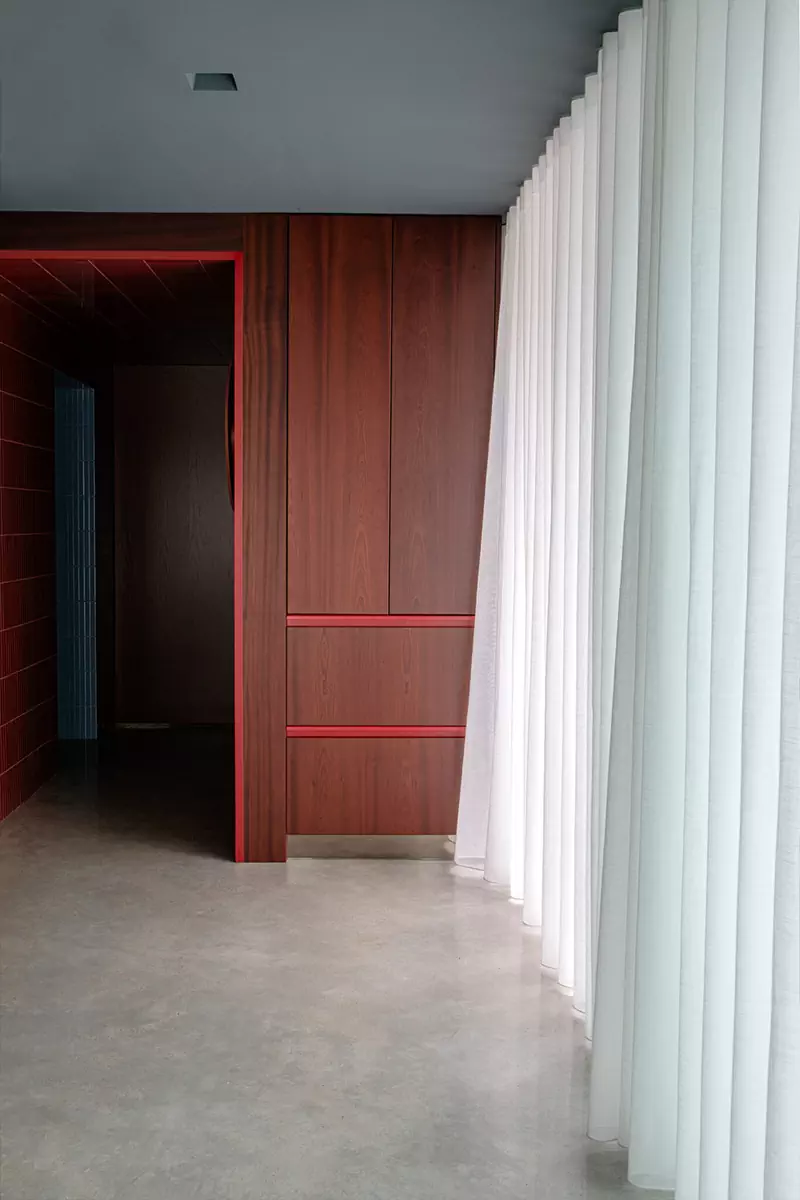 Мрамор, кварцит и красное дерево в интерьере семейного дома в Ирландии — проект Kiosk Architects и Kingston Lafferty Design