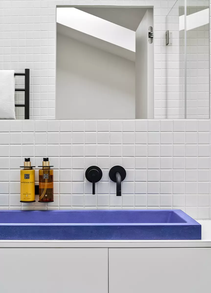 Строгие линии, искусство и изящные лестницы в интерьере отеля The Faces — проект DA bureau