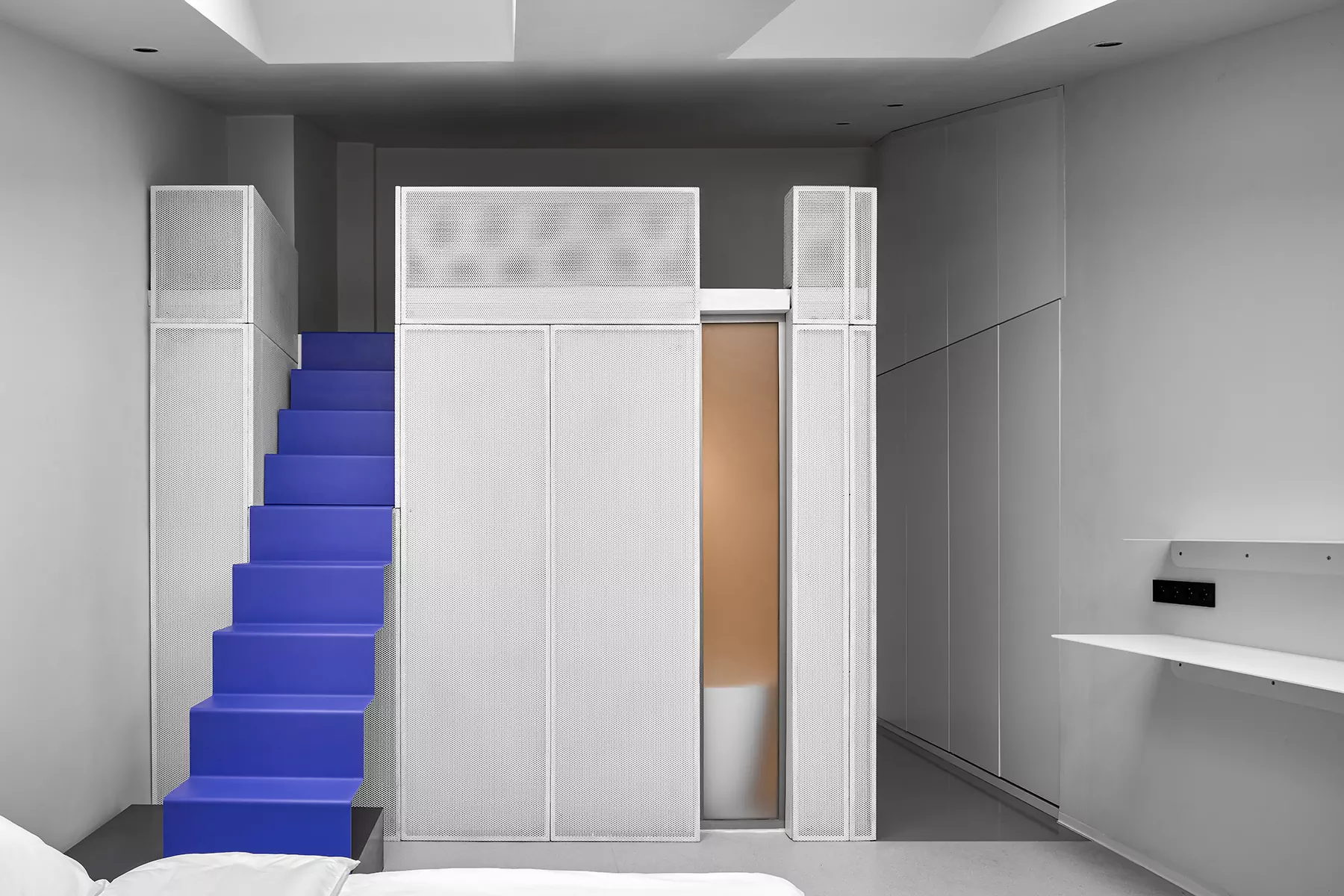 Строгие линии, искусство и изящные лестницы в интерьере отеля The Faces — проект DA bureau