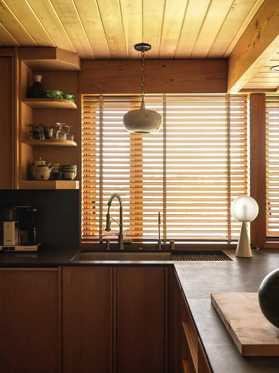 Иконы дизайна и памятные сувениры со съемок в интерьере дома для американского художника-постановщика — проект студии Lovers Unite