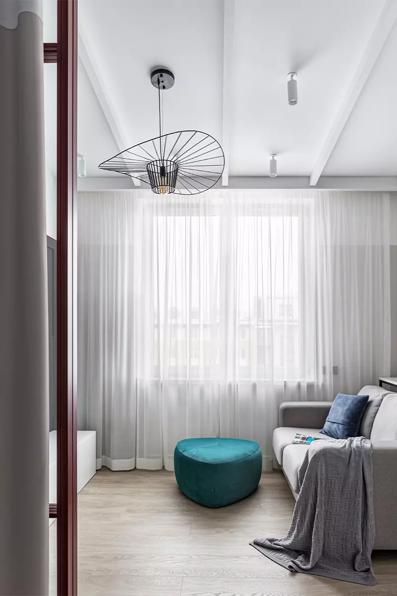 Бордовые перегородки и изумрудные детали в интерьере небольшой квартиры — проект DESIGNER ZDES