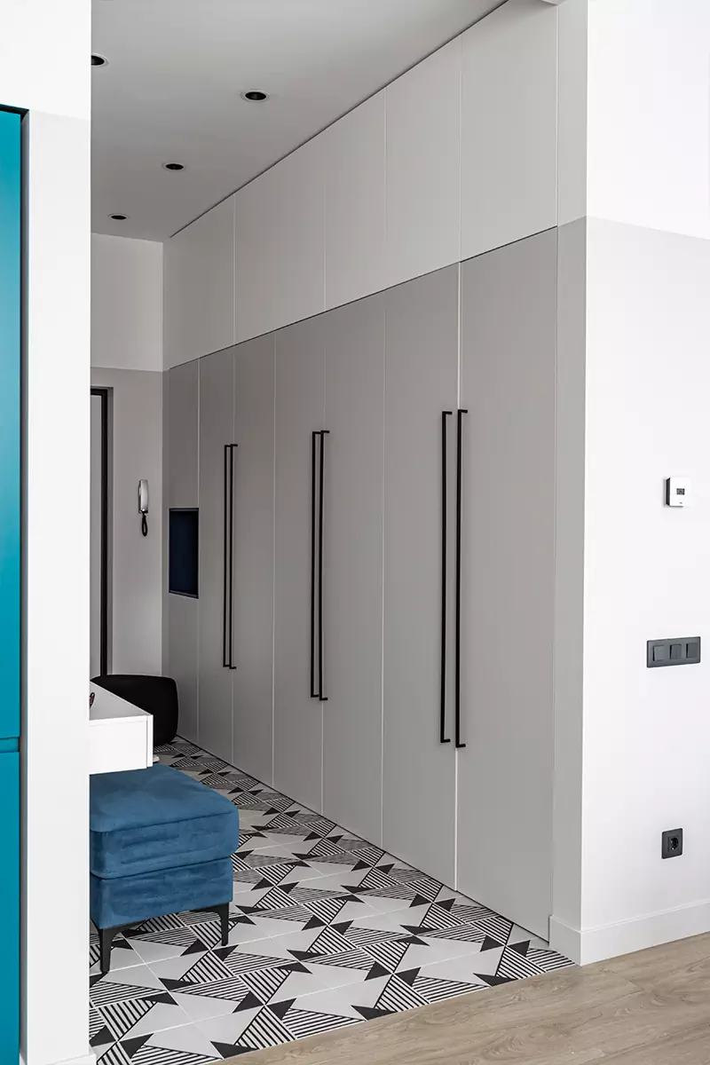 Бордовые перегородки и изумрудные детали в интерьере небольшой квартиры — проект DESIGNER ZDES