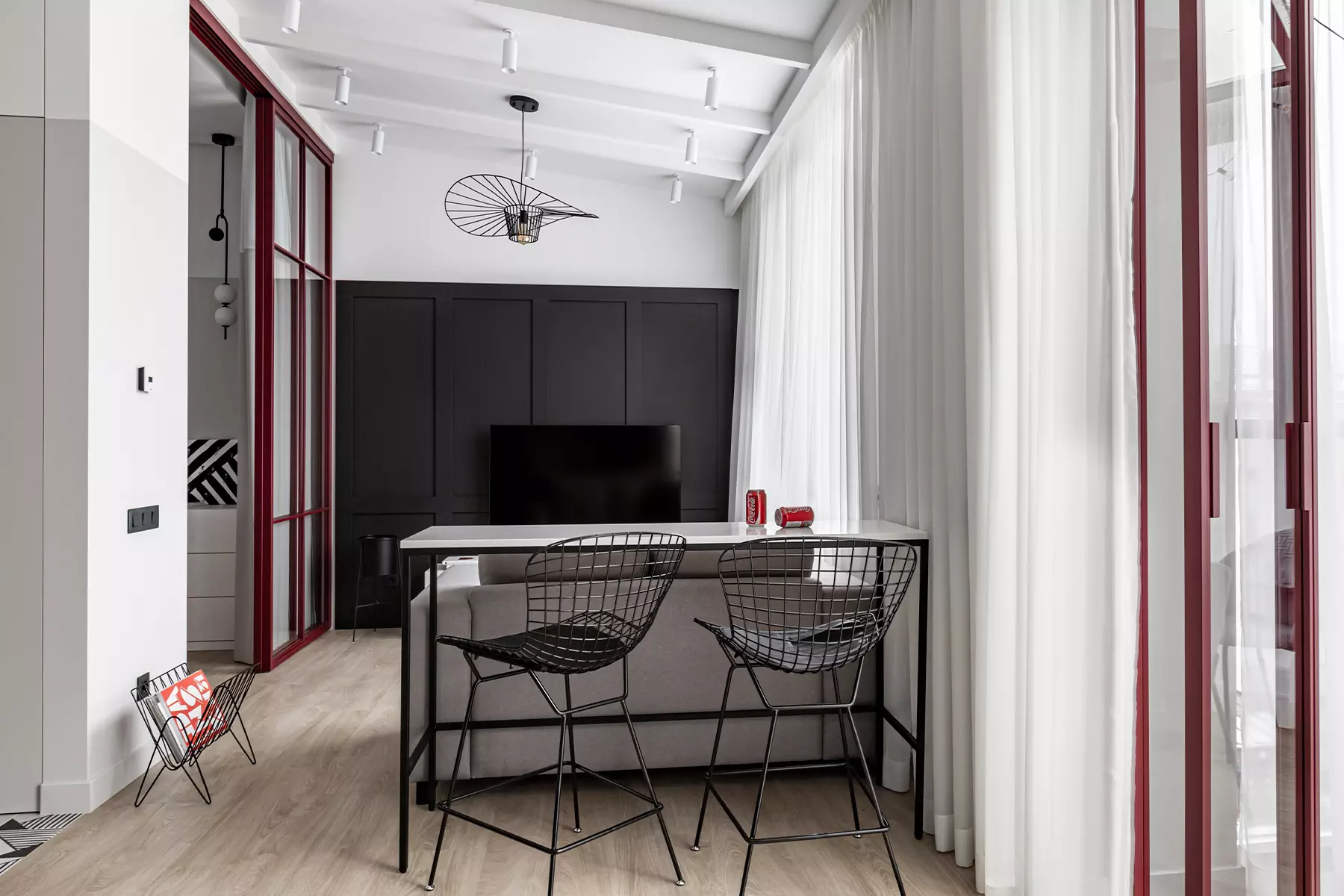 Бордовые перегородки и изумрудные детали в интерьере небольшой квартиры — проект DESIGNER ZDES