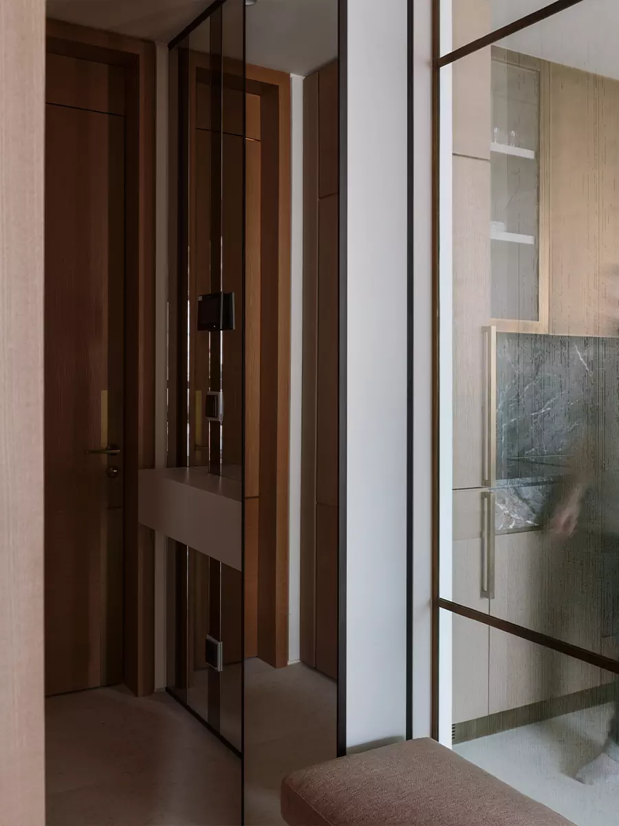 Эффектный камень, металл и латунь в интерьере семейной квартиры — проект дизайн-бюро Volves Interiors