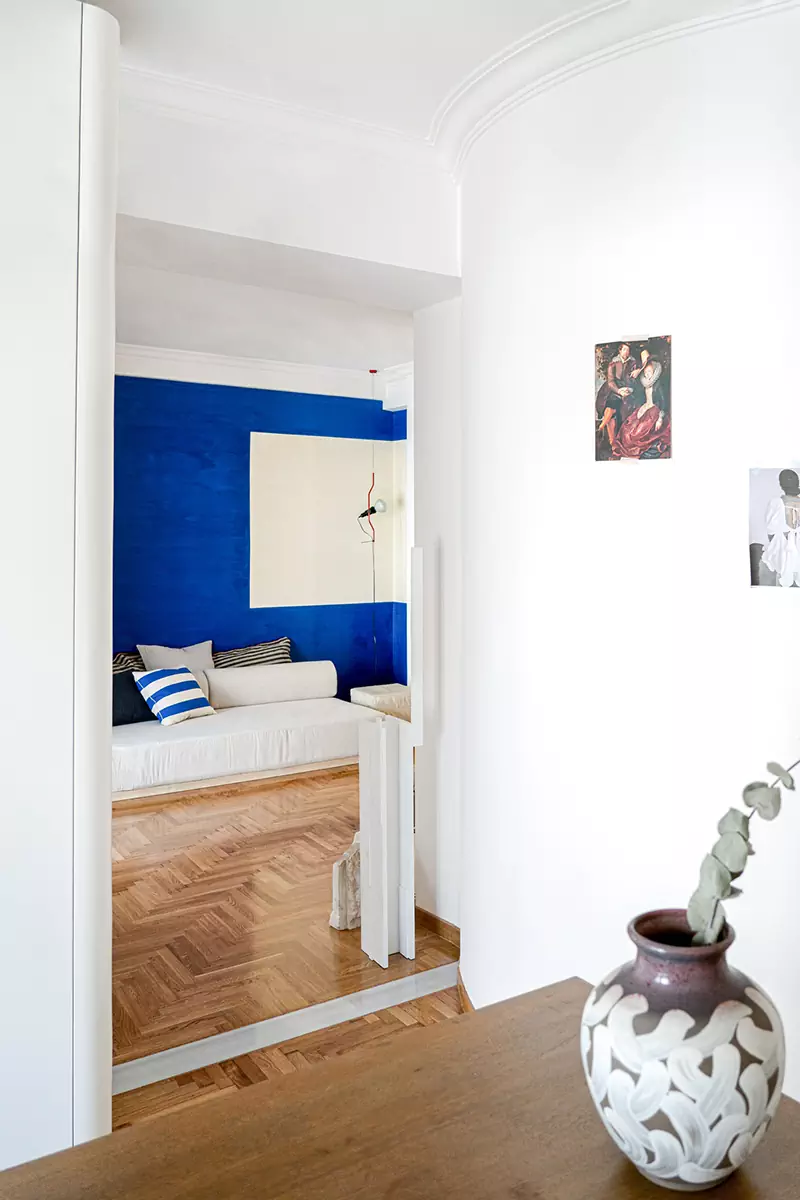 Модернистская палитра и спиральная планировка квартиры в Афинах — проект Ioanna Vlachaki Studio