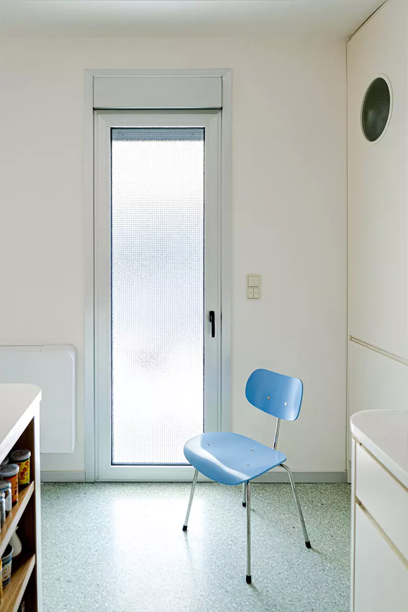 Модернистская палитра и спиральная планировка квартиры в Афинах — проект Ioanna Vlachaki Studio