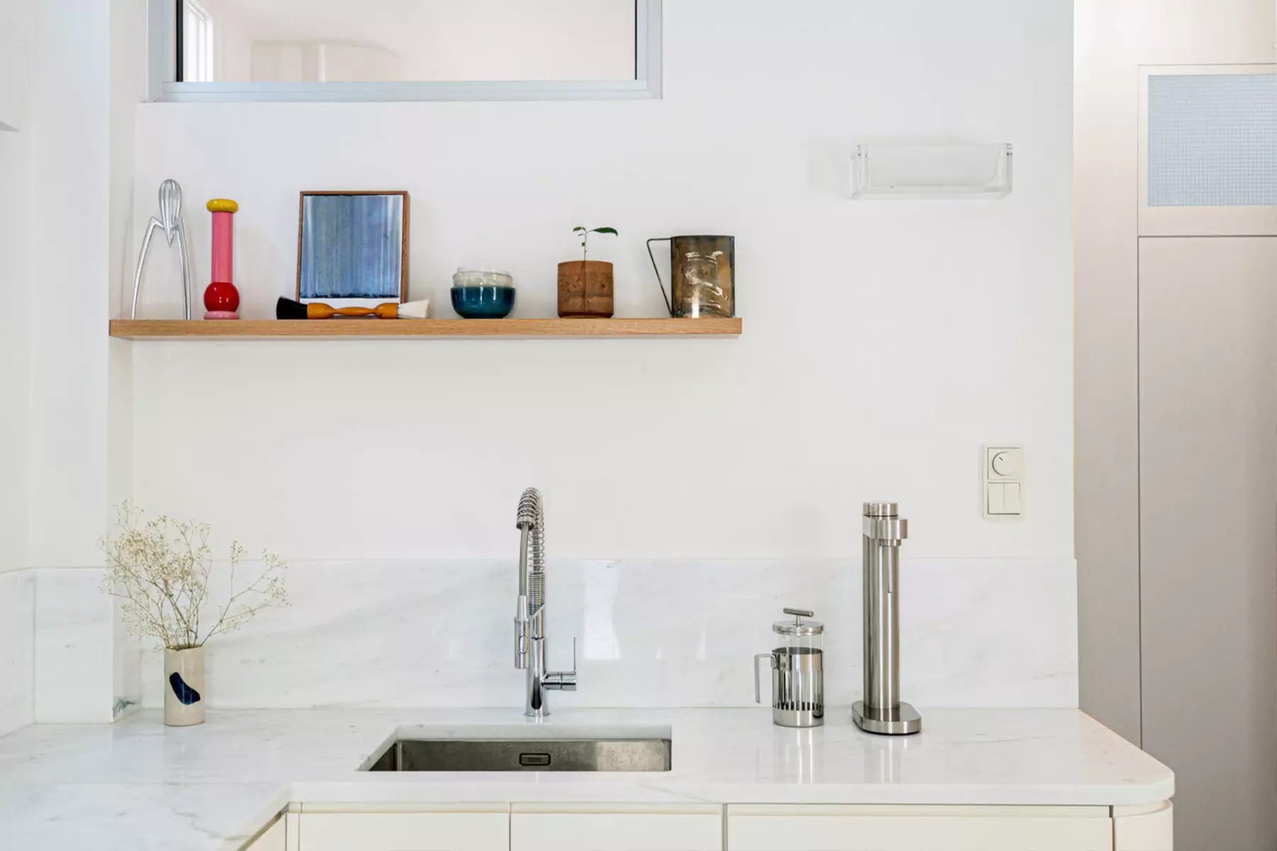 Модернистская палитра и спиральная планировка квартиры в Афинах — проект Ioanna Vlachaki Studio