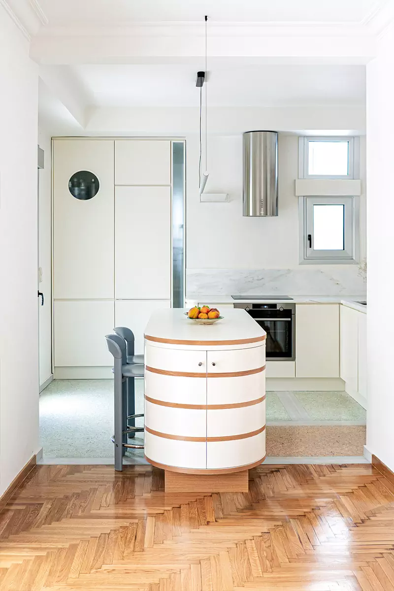 Модернистская палитра и спиральная планировка квартиры в Афинах — проект Ioanna Vlachaki Studio