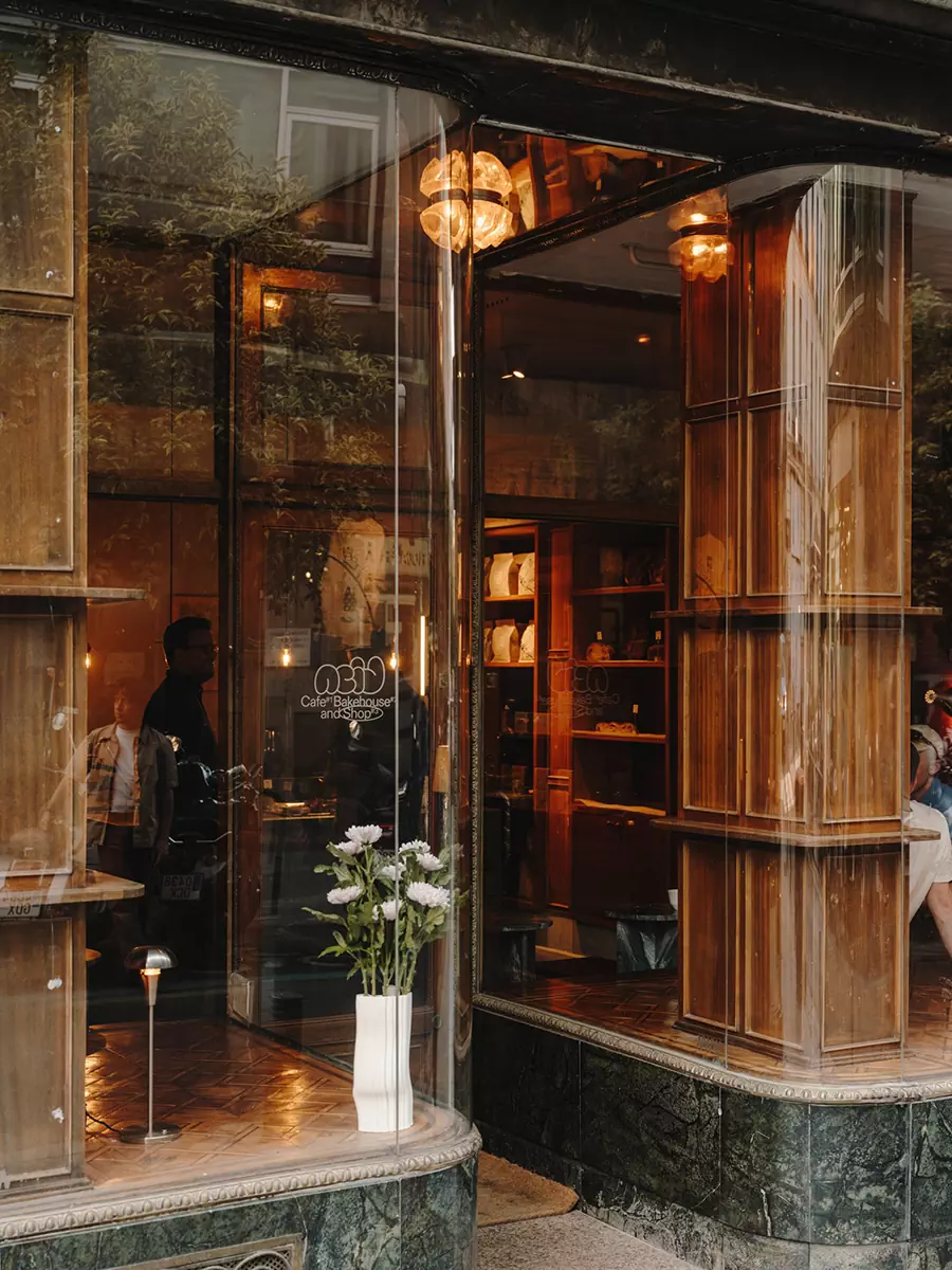 Игра контрастов: историческая лепнина и мебель из стали в уютной мадридской кофейне — проект Plantea Estudio