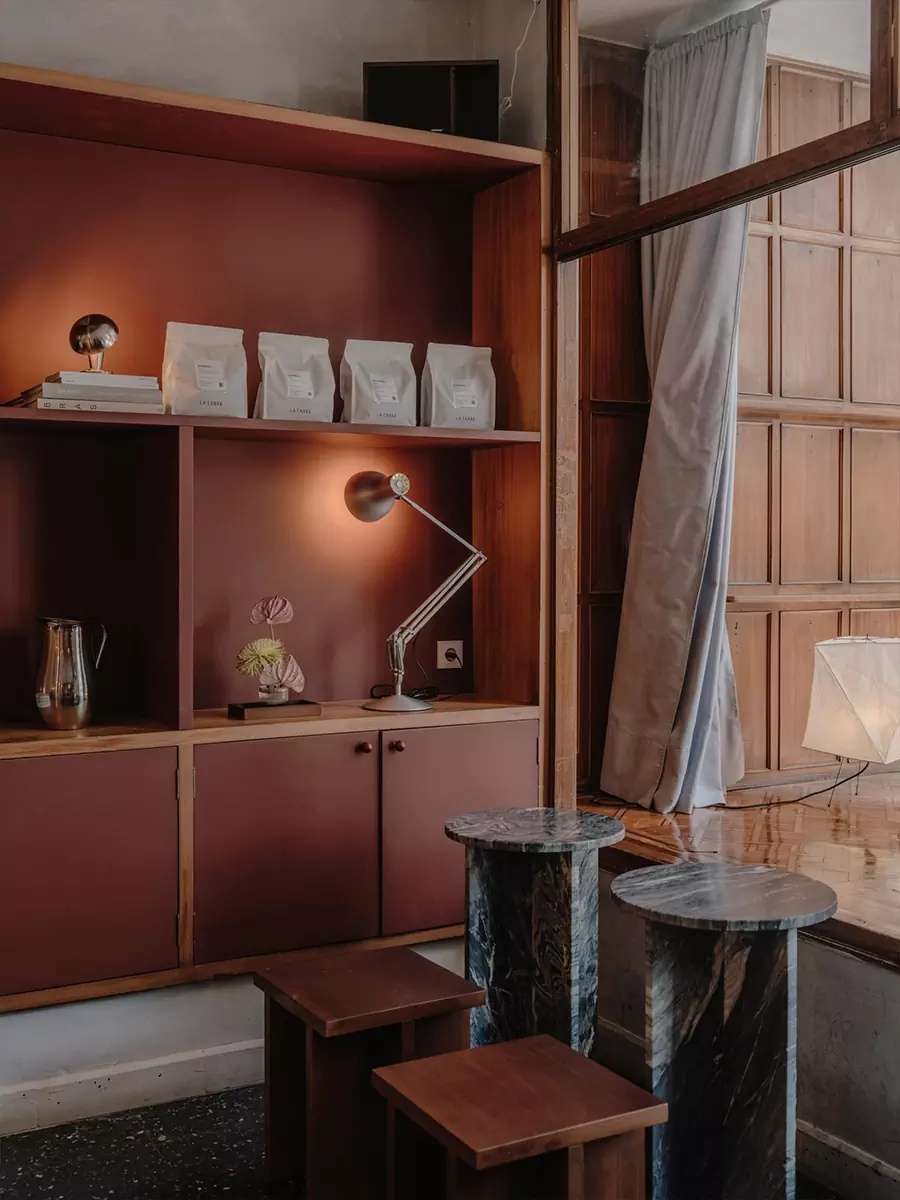 Игра контрастов: историческая лепнина и мебель из стали в уютной мадридской кофейне — проект Plantea Estudio