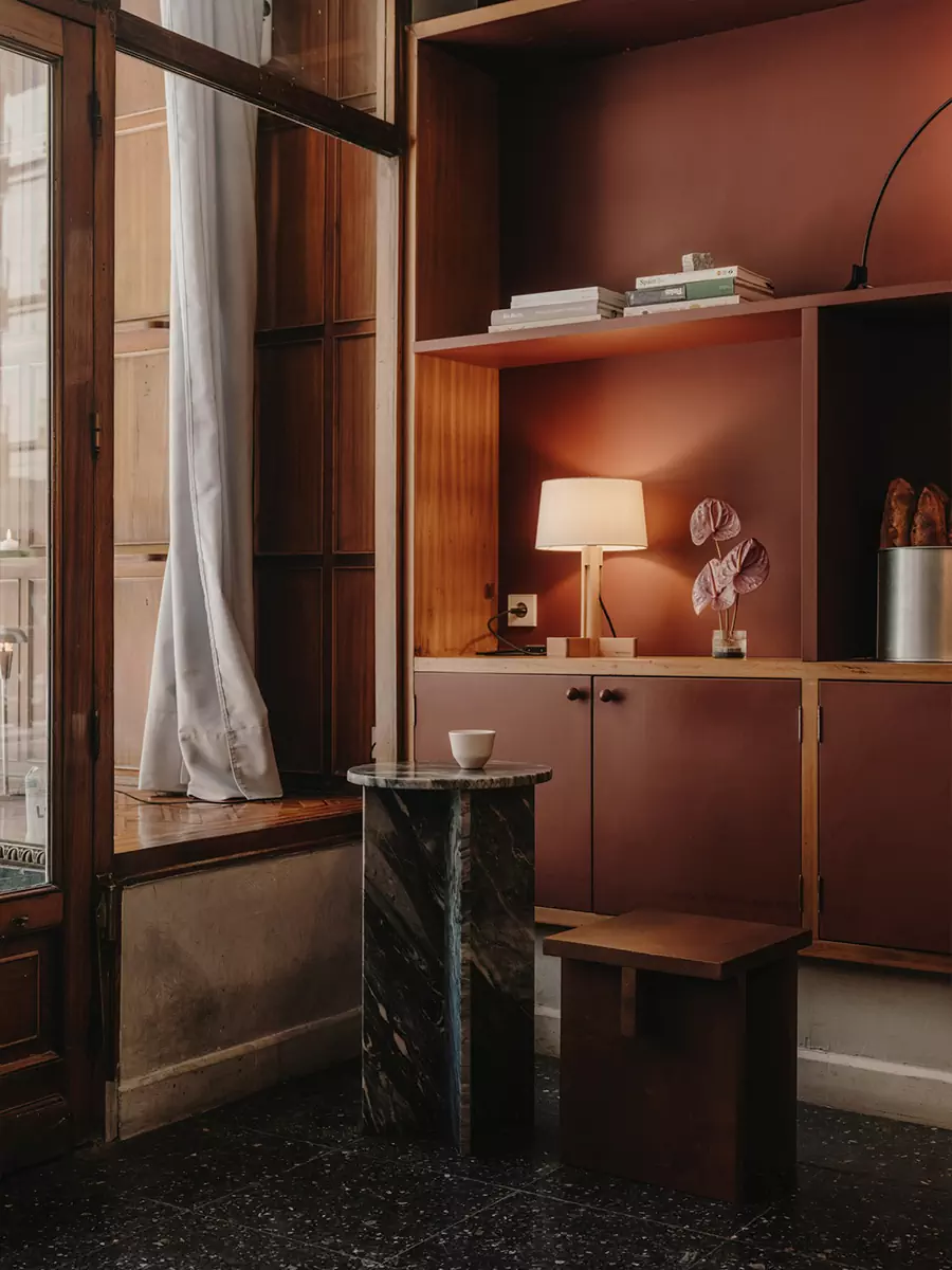 Игра контрастов: историческая лепнина и мебель из стали в уютной мадридской кофейне — проект Plantea Estudio