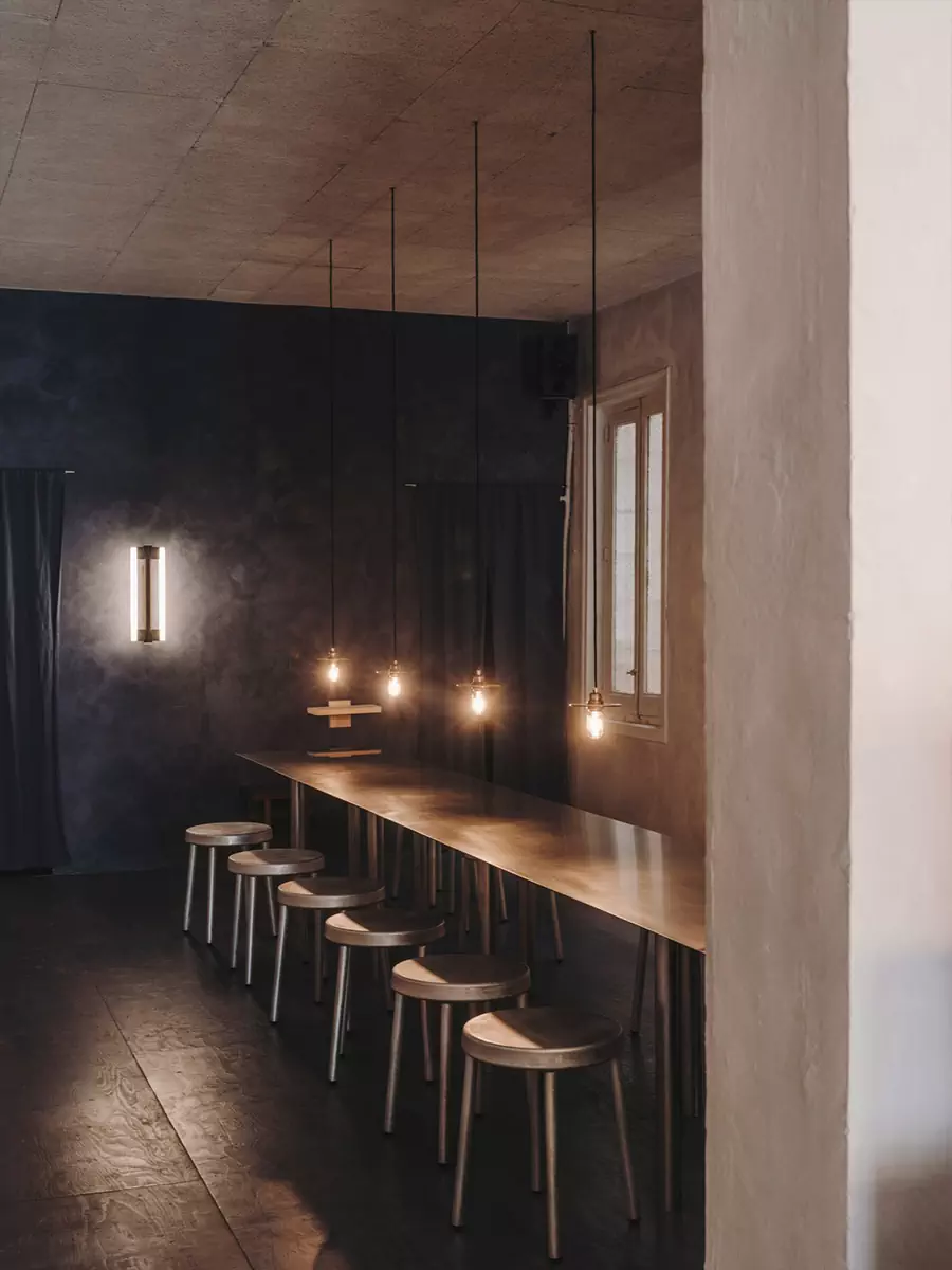 Игра контрастов: историческая лепнина и мебель из стали в уютной мадридской кофейне — проект Plantea Estudio