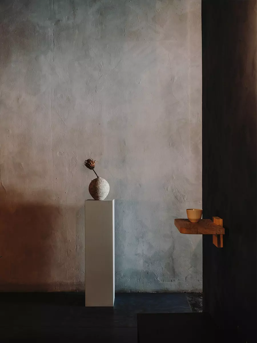 Игра контрастов: историческая лепнина и мебель из стали в уютной мадридской кофейне — проект Plantea Estudio