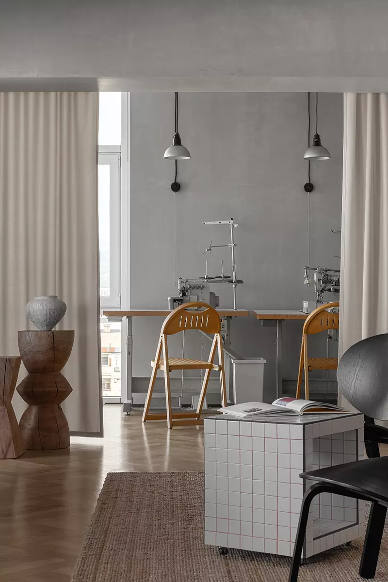 Эклектичный интерьер студии-ателье с авторским декором и росписью стен — проект Виктории Азербаевой