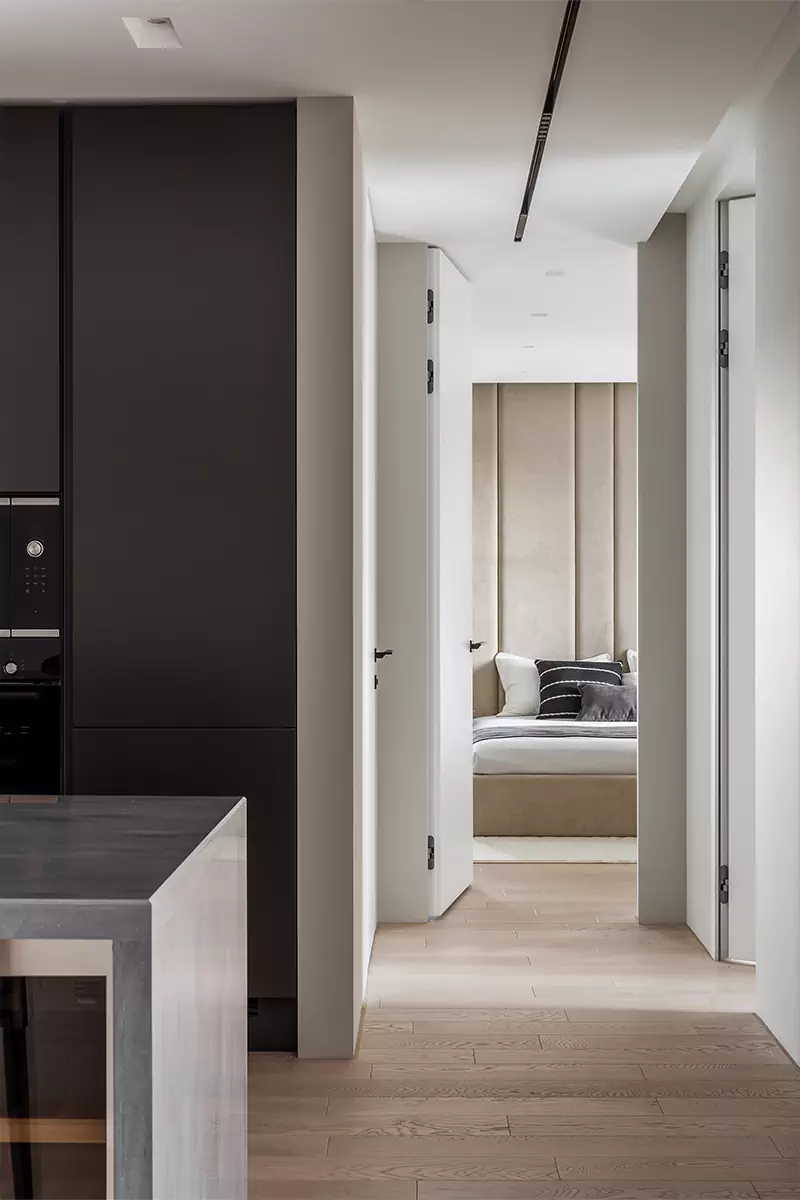 Графичный декор и работы локальных художников в интерьере квартиры для семьи из Воронежа — проект Оксаны Пирко