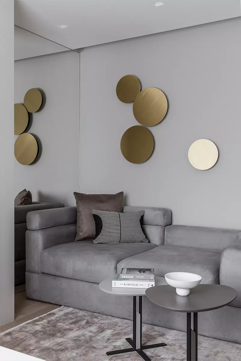 Графичный декор и работы локальных художников в интерьере квартиры для семьи из Воронежа — проект Оксаны Пирко