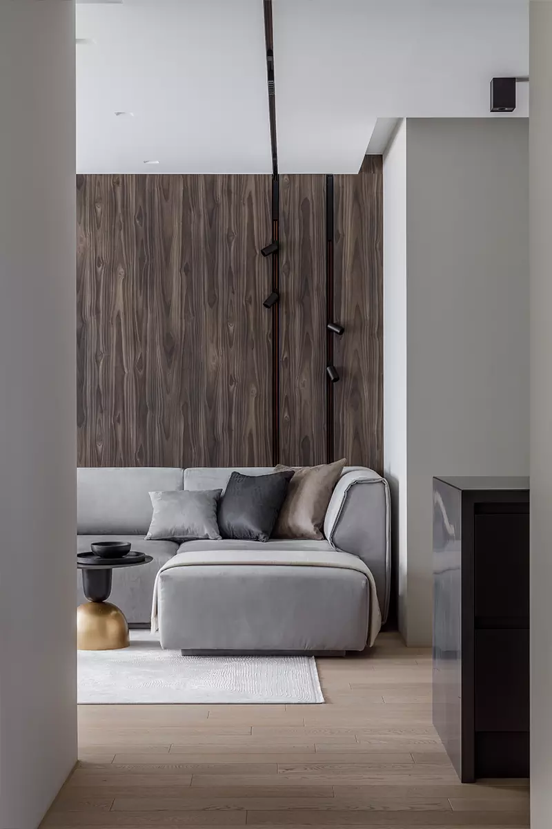 Графичный декор и работы локальных художников в интерьере квартиры для семьи из Воронежа — проект Оксаны Пирко