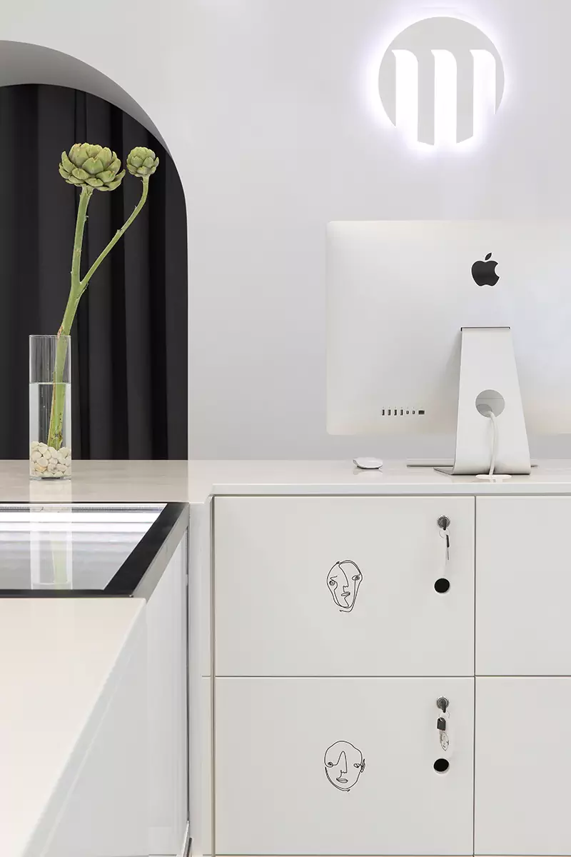 Светлый интерьер ростовской парикмахерской-кофейни с неоновыми деталями — проект Юлии Пасько