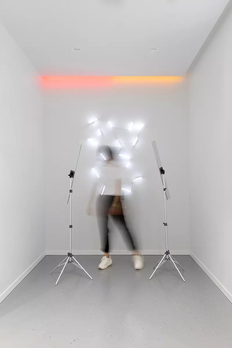 Светлый интерьер ростовской парикмахерской-кофейни с неоновыми деталями — проект Юлии Пасько