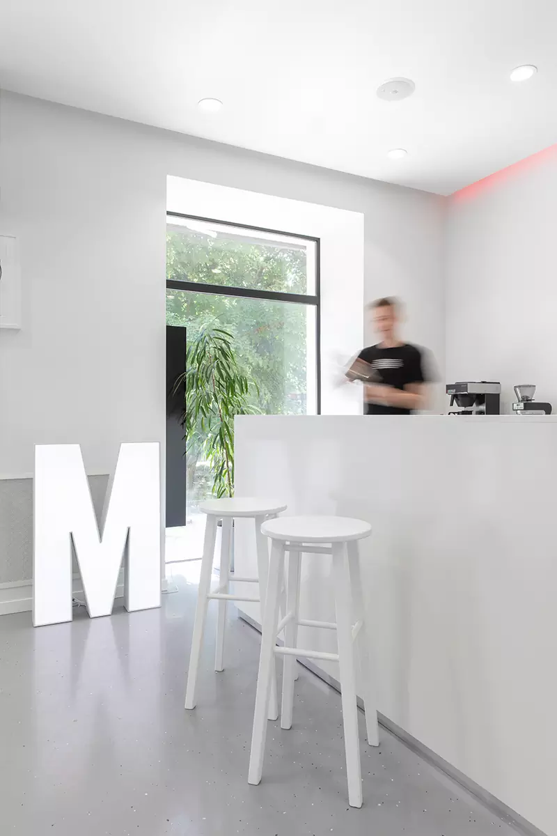 Светлый интерьер ростовской парикмахерской-кофейни с неоновыми деталями — проект Юлии Пасько