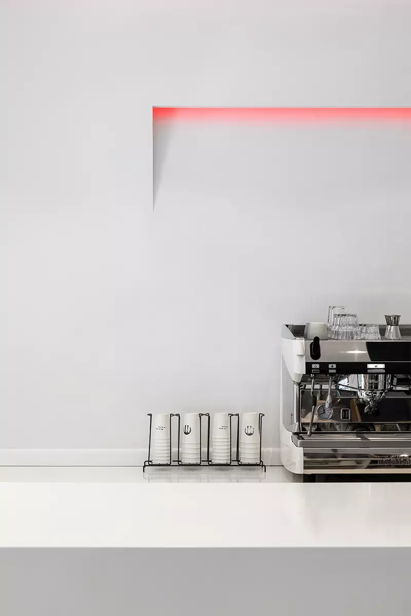 Светлый интерьер ростовской парикмахерской-кофейни с неоновыми деталями — проект Юлии Пасько