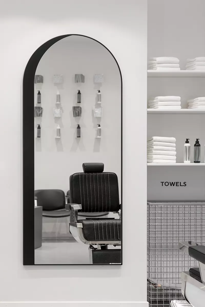 Светлый интерьер ростовской парикмахерской-кофейни с неоновыми деталями — проект Юлии Пасько