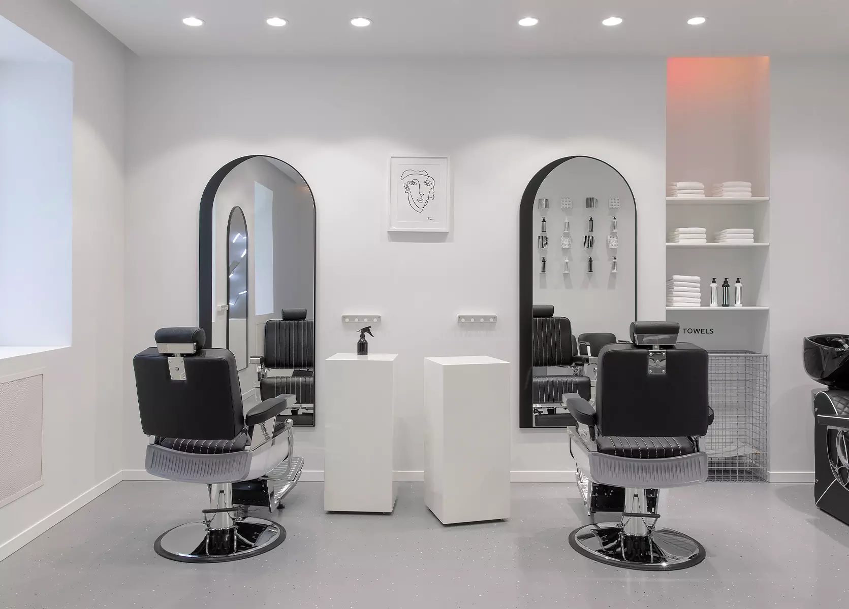 Светлый интерьер ростовской парикмахерской-кофейни с неоновыми деталями — проект Юлии Пасько