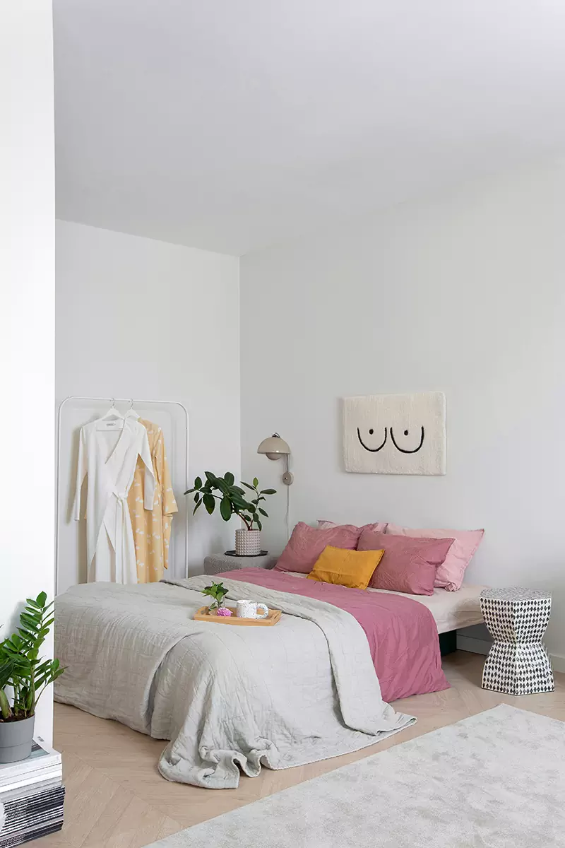 Легкий женственный интерьер с яркими акцентами и паркетом-елочкой — проект Маши Бондаренко