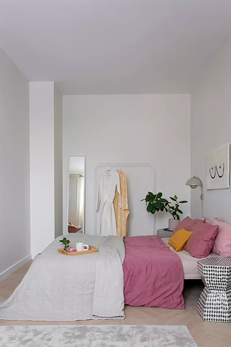 Легкий женственный интерьер с яркими акцентами и паркетом-елочкой — проект Маши Бондаренко