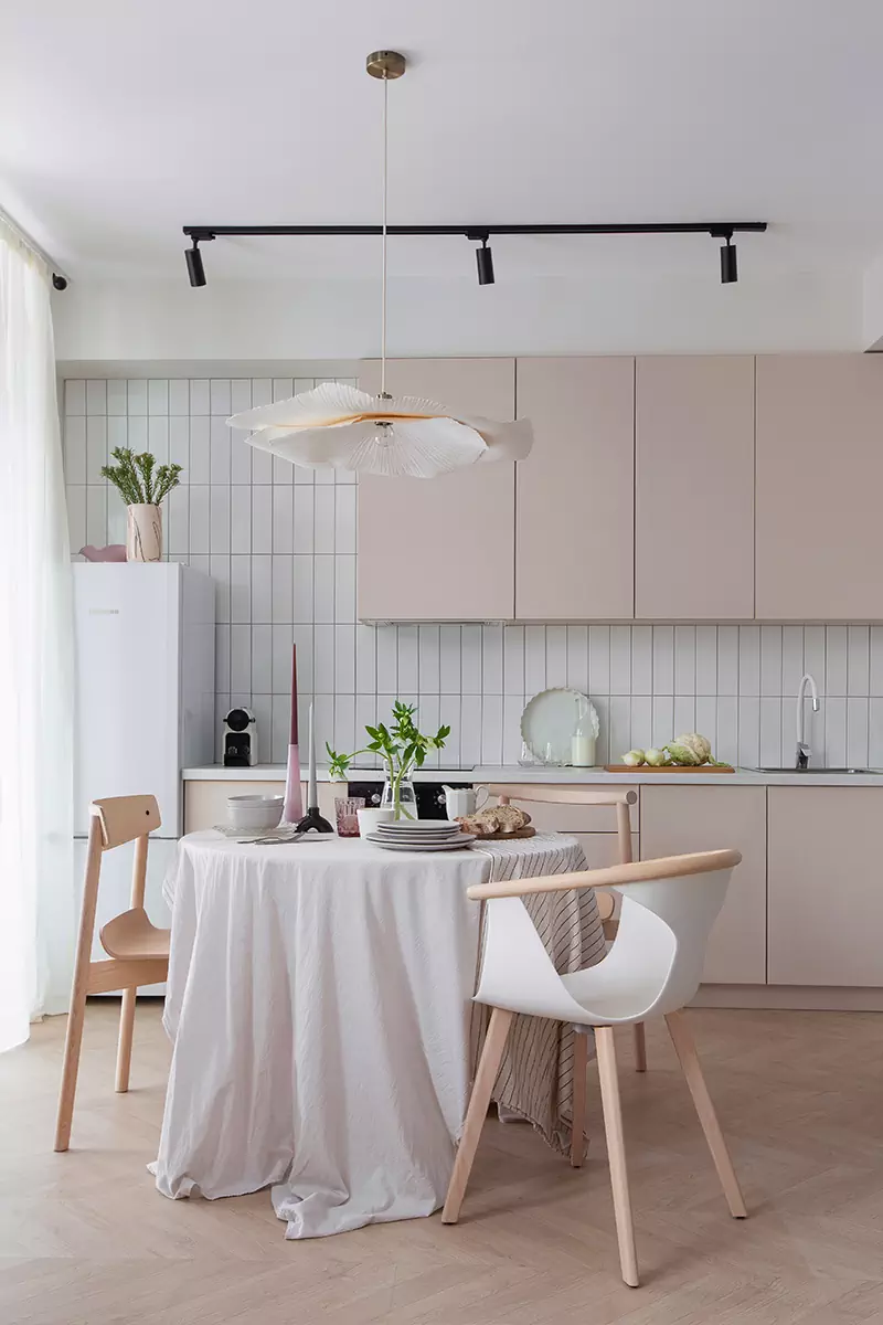 Легкий женственный интерьер с яркими акцентами и паркетом-елочкой — проект Маши Бондаренко