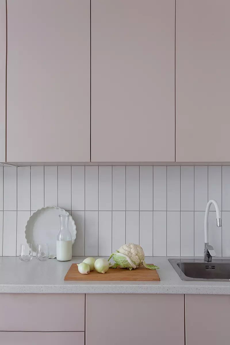 Легкий женственный интерьер с яркими акцентами и паркетом-елочкой — проект Маши Бондаренко