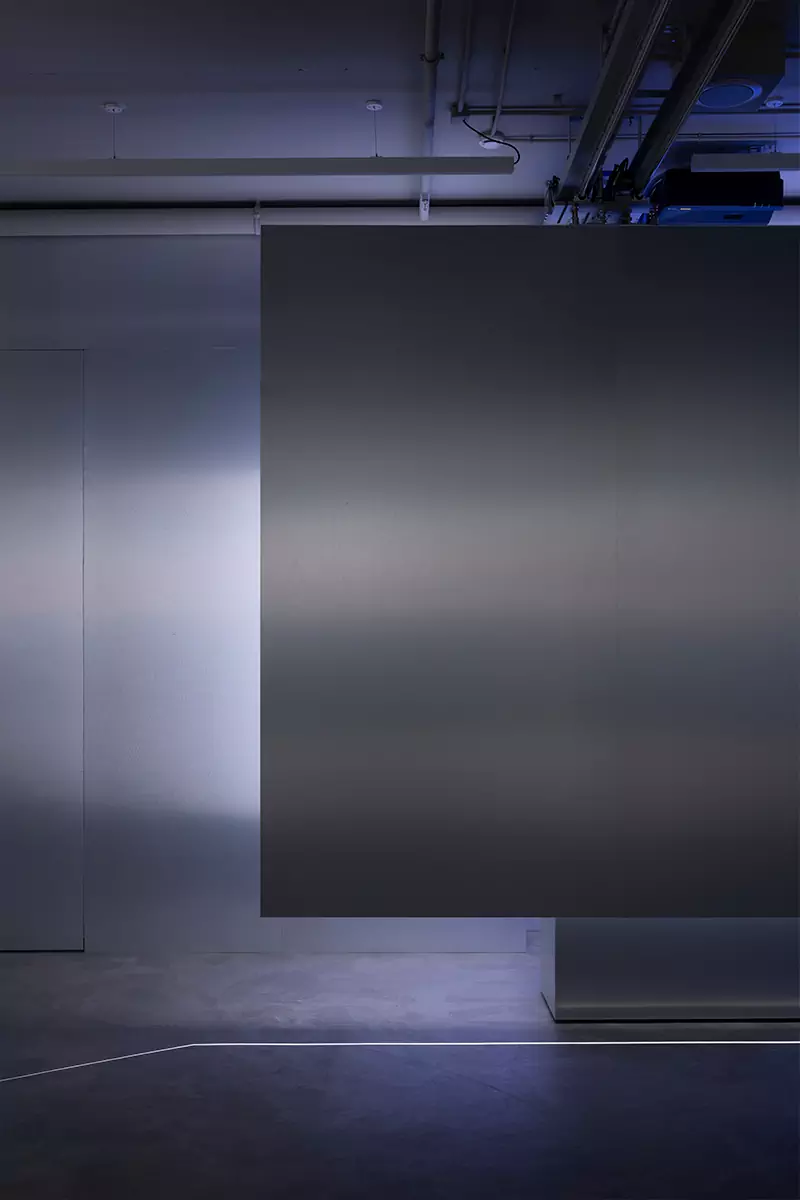 Динамичная подсветка и стальные стены в интерьере галереи фиджитал-искусства — проект студии Poisk Bureau