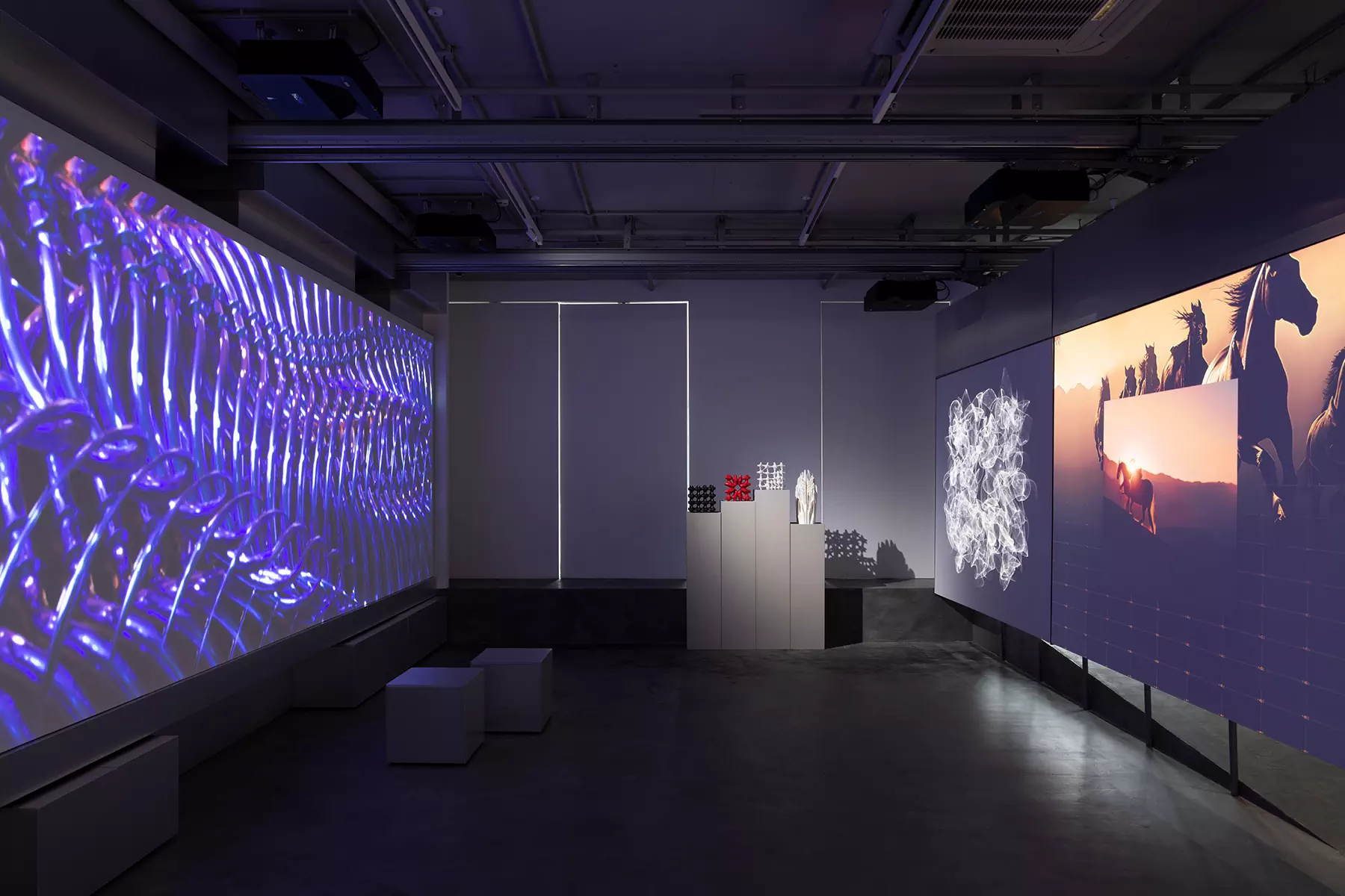 Динамичная подсветка и стальные стены в интерьере галереи фиджитал-искусства — проект студии Poisk Bureau