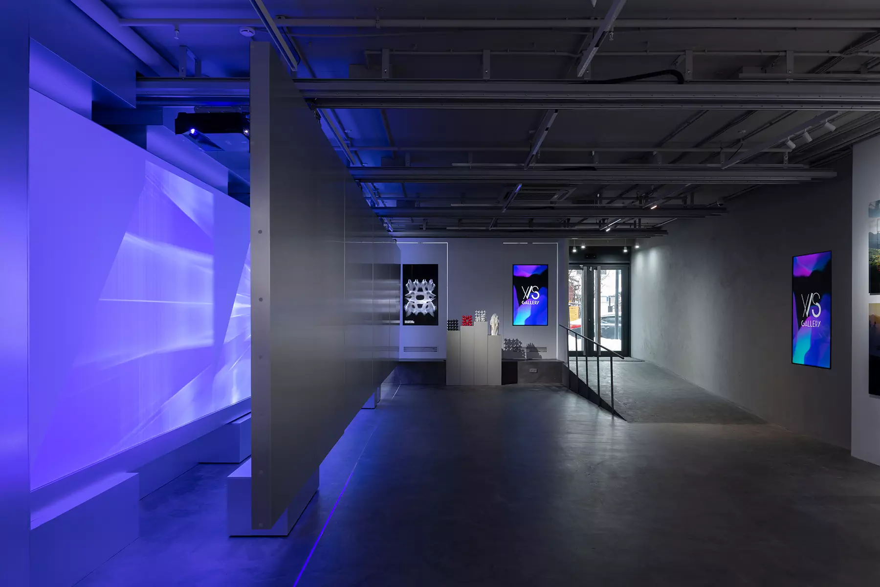 Динамичная подсветка и стальные стены в интерьере галереи фиджитал-искусства — проект студии Poisk Bureau