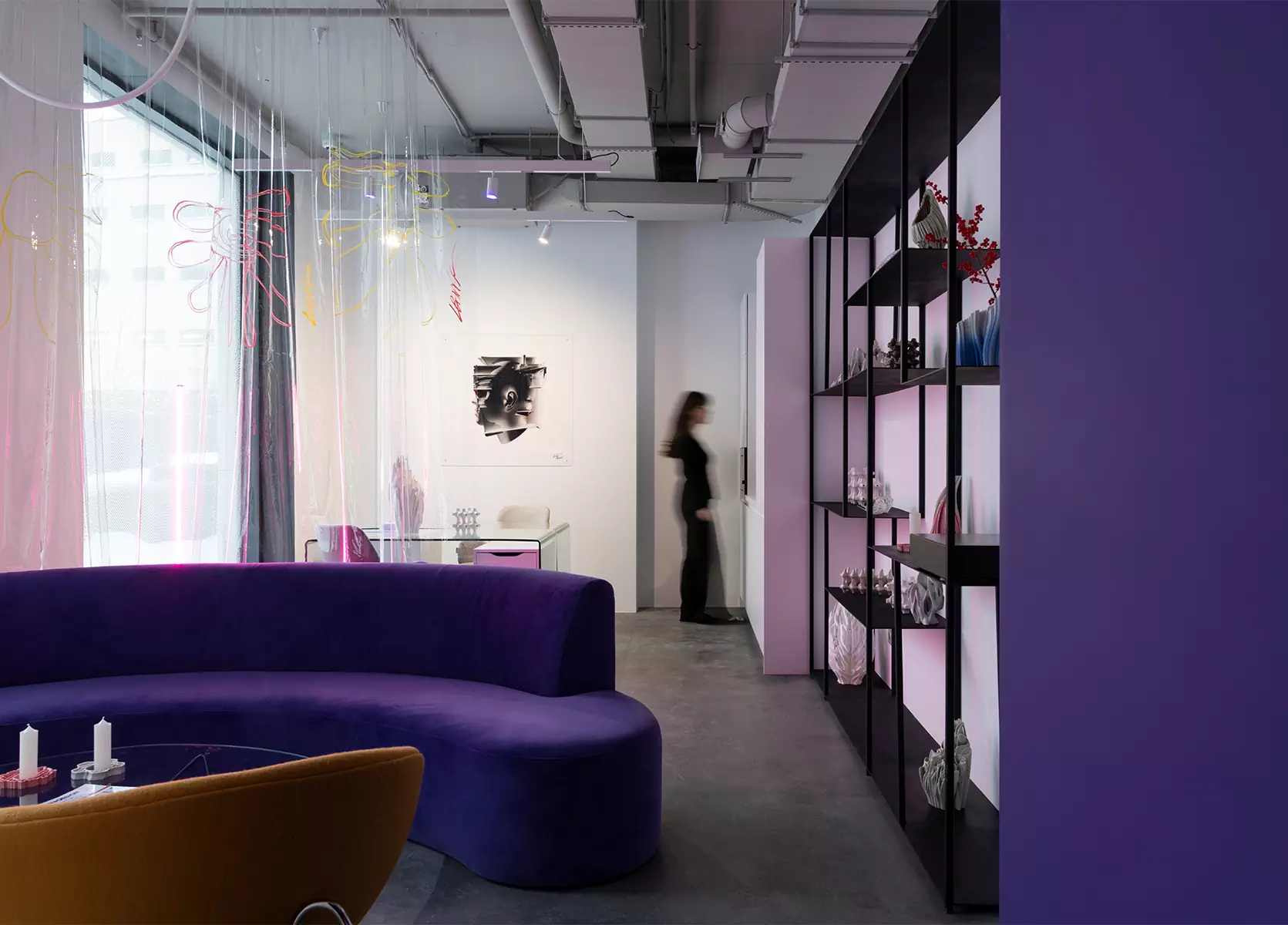 Динамичная подсветка и стальные стены в интерьере галереи фиджитал-искусства — проект студии Poisk Bureau