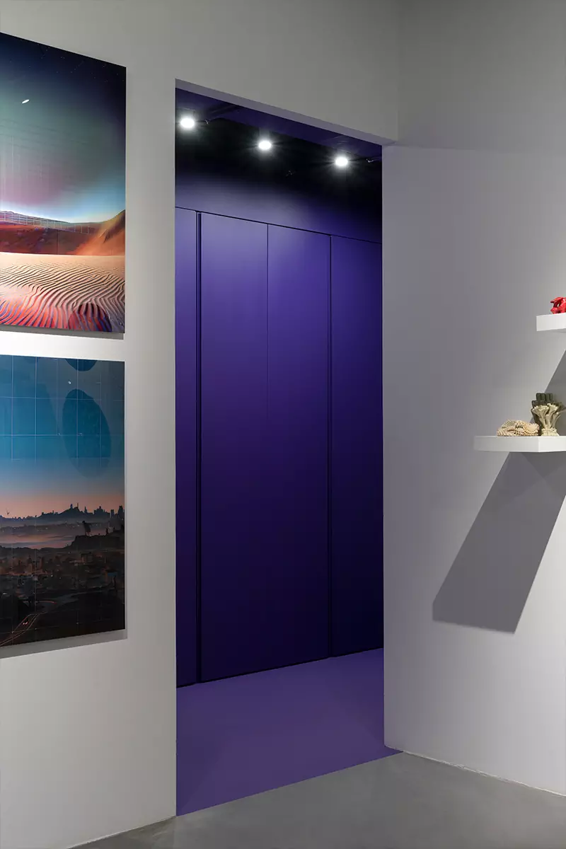 Динамичная подсветка и стальные стены в интерьере галереи фиджитал-искусства — проект студии Poisk Bureau