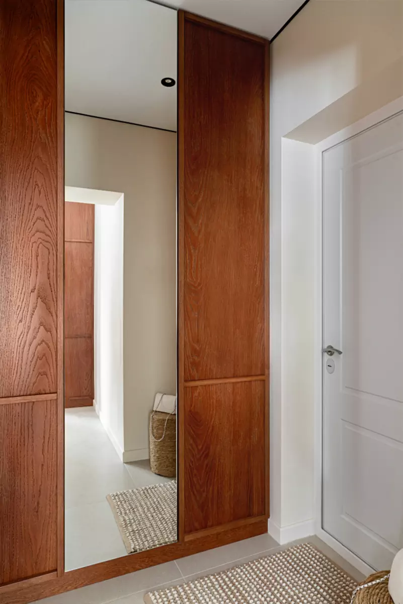 Тонированный шпон дуба и яркий текстиль в красочном интерьере квартиры площадью 25 кв. м. – проект Карине Мхитарян